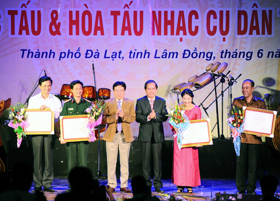 Trao 23 giải vàng Liên hoan độc tấu và hòa tấu nhạc cụ dân tộc 2014